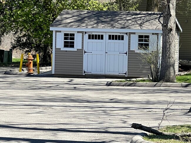 Foto del edificio - 4936 Lake Point Dr