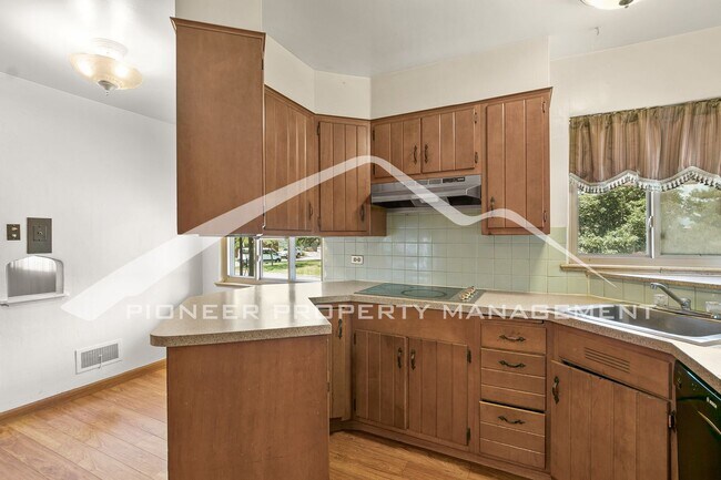 Foto del edificio - Charming Home with Convenient Location and Two Car Garage!