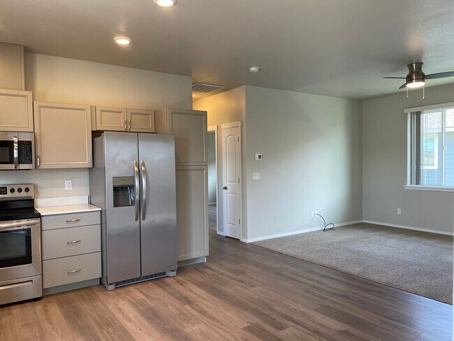 Foto del edificio - Newer-Very Nice 2 Bedroom 1 Bath Upstairs Noise Free Apartment****HALF OFF FIRST FULL MONTHS RENT...