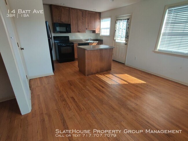 Building Photo - Conveniently Located 3 Bedroom Apartment