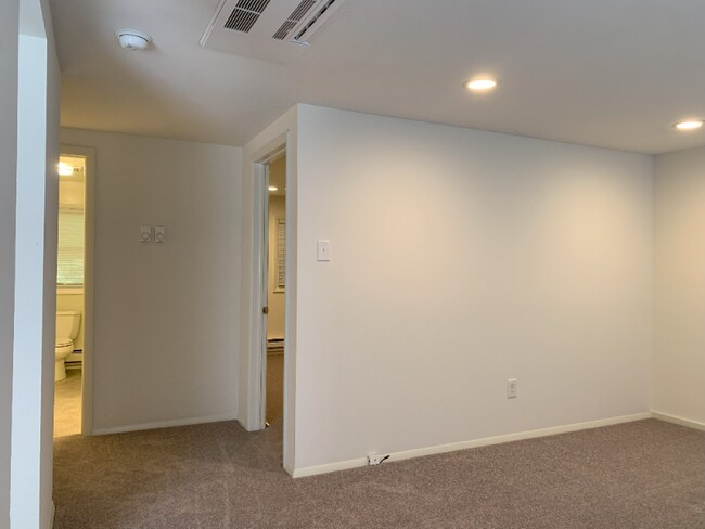Building Photo - 139 Maple Ave
