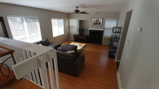 Building Photo - Beautiful 3 Bedroom Home Available in Sept...