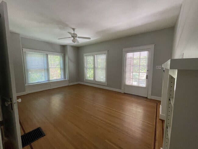 Foto del edificio - 2177 Baringer Ave