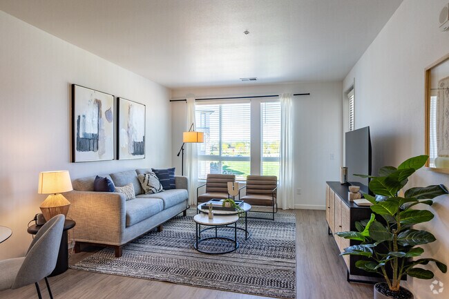 1BR, 1BA - 778SF - Living Room - Fieldhouse