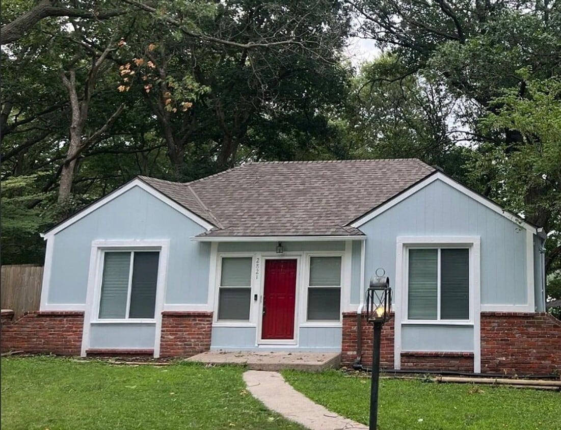 Foto principal - Coming Soon! Spacious 3-Bed, 2-Bath Home i...