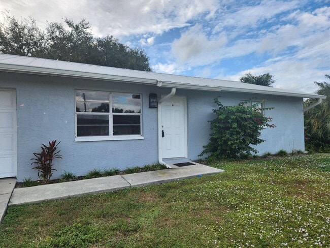 Building Photo - Cozy 2BR 1BA house in Buckingham Area RECENTLY REDUCED!