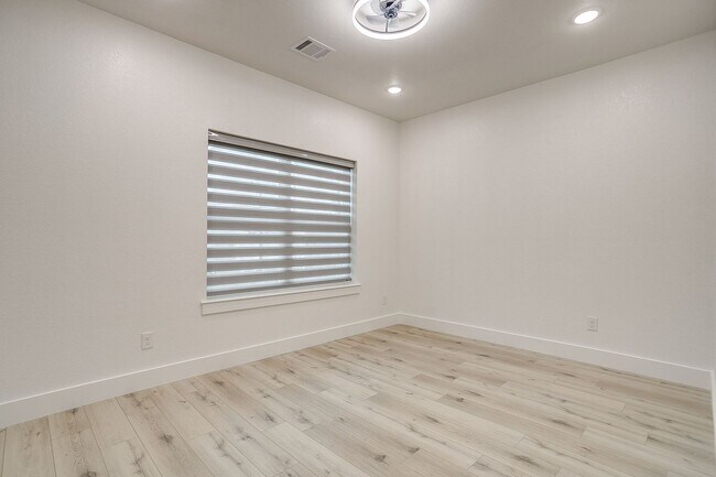 Foto del edificio - 3214 Forest Park Blvd