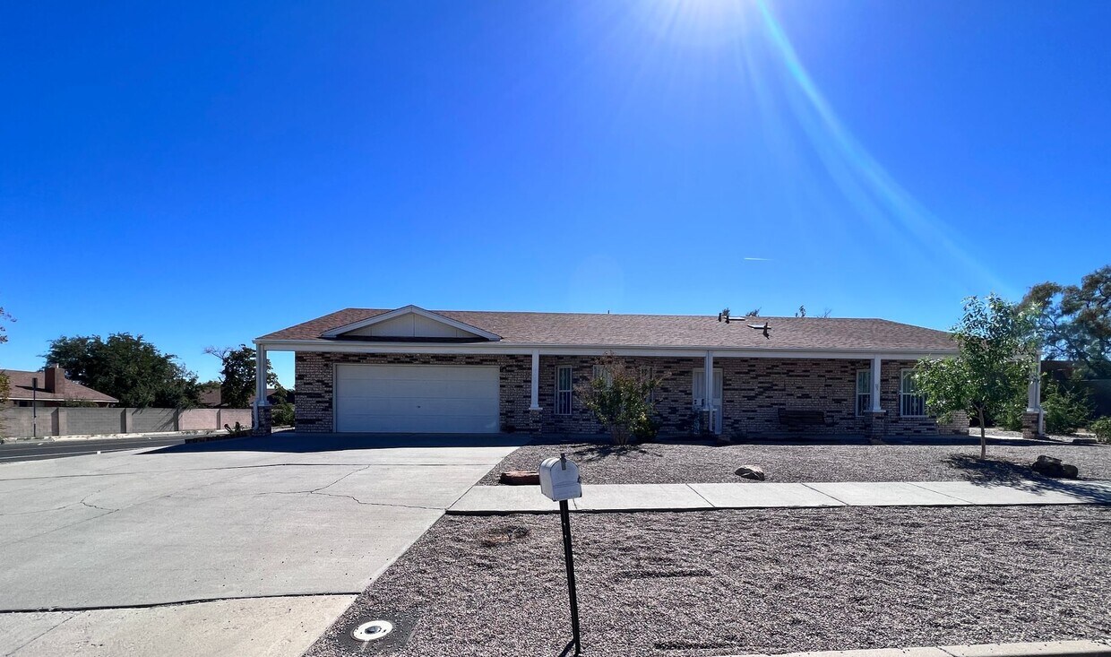 Primary Photo - Great 3 or 4 bedroom w/ large rooms and co...