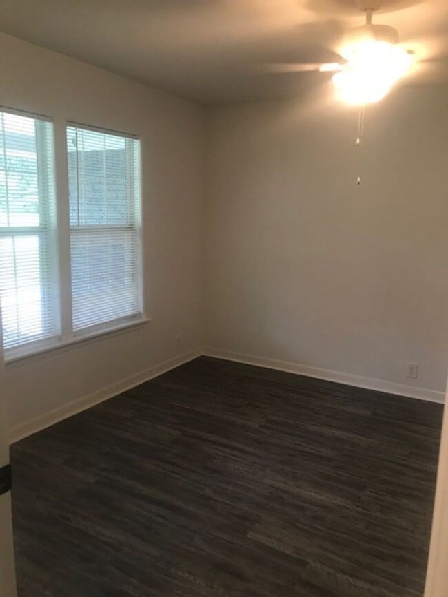 Building Photo - RECENTLY REMODELED BIG 4 BEDROOM 2 BATH LE...