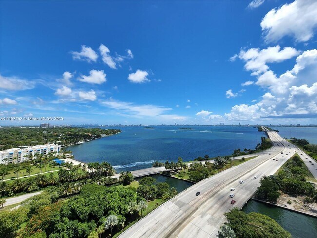 Foto del edificio - 601 NE 36th St