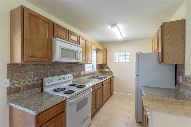 Foto del edificio - 22267 Montrose Ave