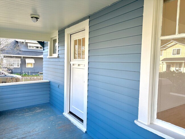 Foto del edificio - Charming Home in the Conveniently Located Southgate Neighborhood, Character-Rich Trims and Fully ...