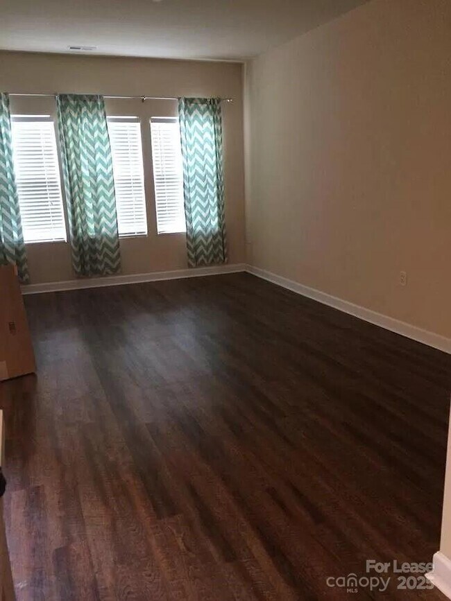 Foto del edificio - 345 Sandy Spring Ln