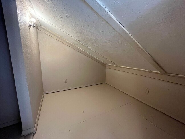 Building Photo - 2 bedroom, 1.5 bathroom in Sperry