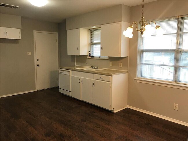 Building Photo - 402 Brazos St