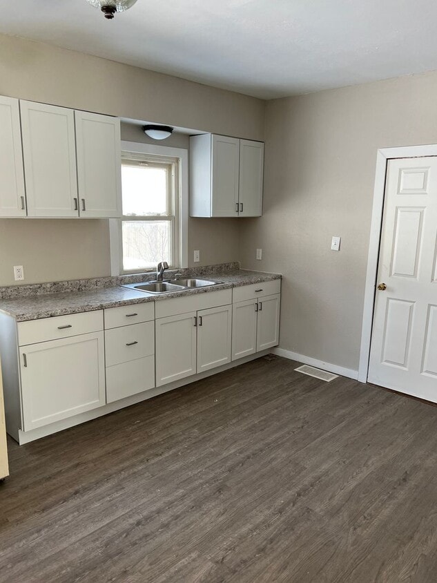 Foto principal - 4 Bedroom Updated house!!