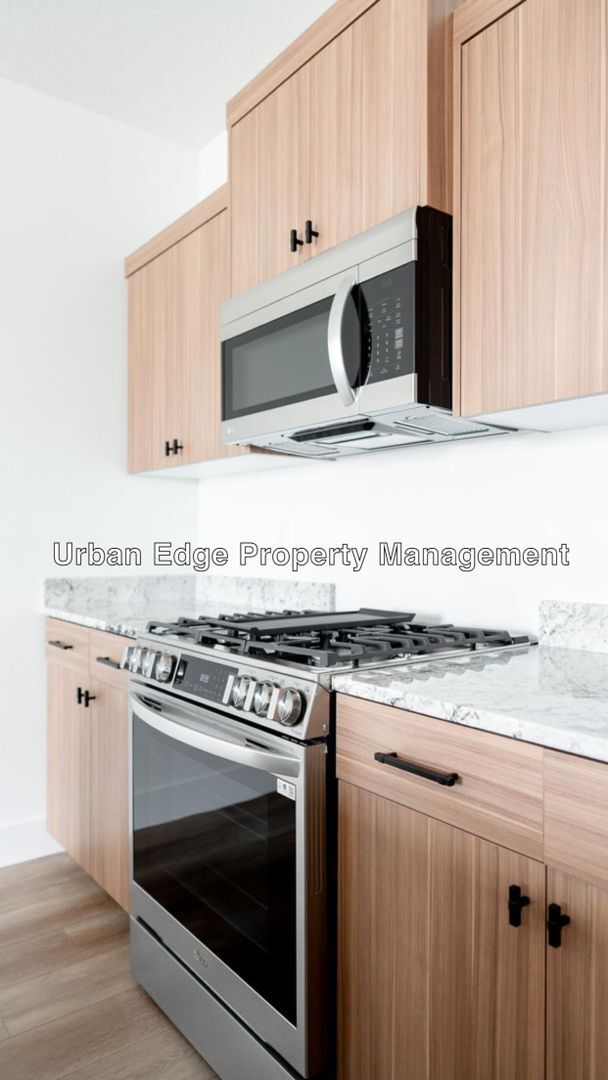 Foto del edificio - 2 bed 2.5 bath cute row home