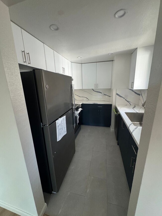 Foto del edificio - Beautifully Updated 2BD/2BA Condo | In-Unit Laundry, Garage & Greenbelt Views