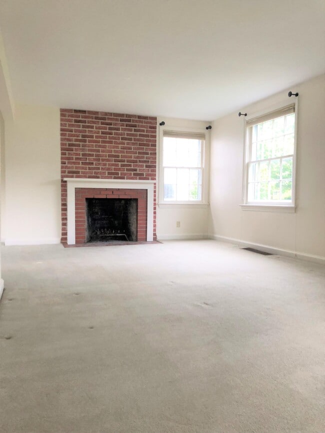 Building Photo - 105 Sunnyside Dr