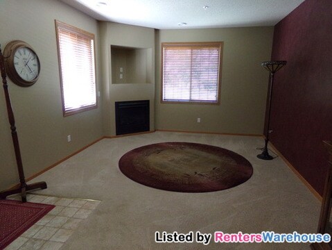 Building Photo - 702 Maple Hills Dr