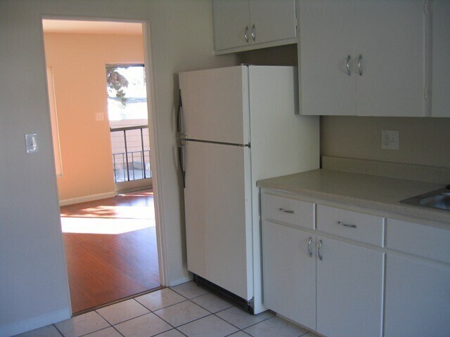 Building Photo - Charming 2BR DPLX with TWO (2) Garages in ...