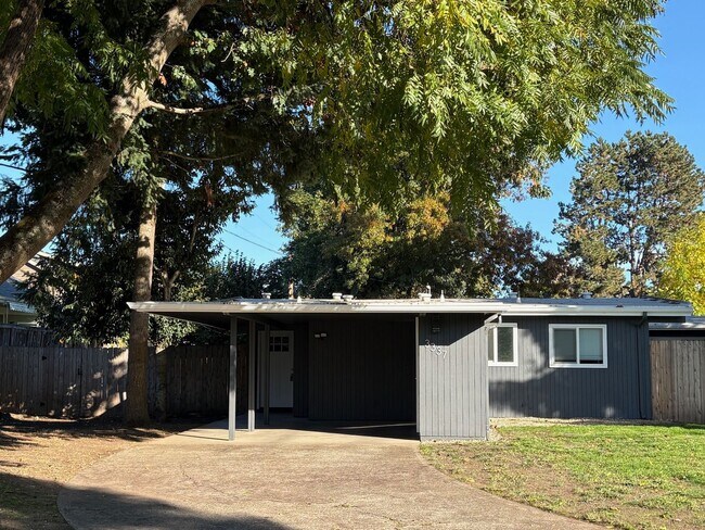 Foto del edificio - Beautifully updated 2 bedroom 1 bath duple...