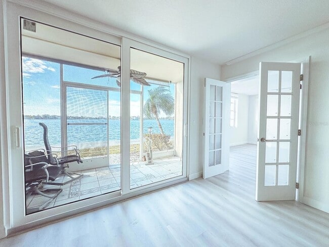 Foto del edificio - 7910 Sun Island Dr S