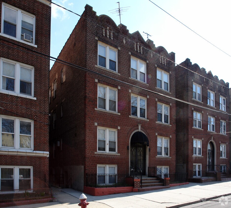 Building Photo - 173 W 48th St