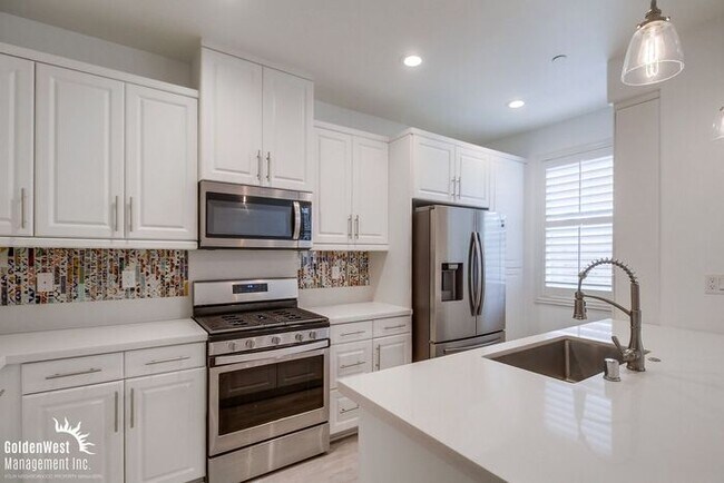 Foto del edificio - Stunning 3Bdm 2.5Ba Townhome in the Heart of Imperial Beach