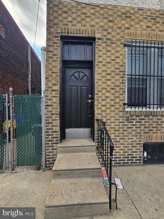 Building Photo - 752 E Tioga St