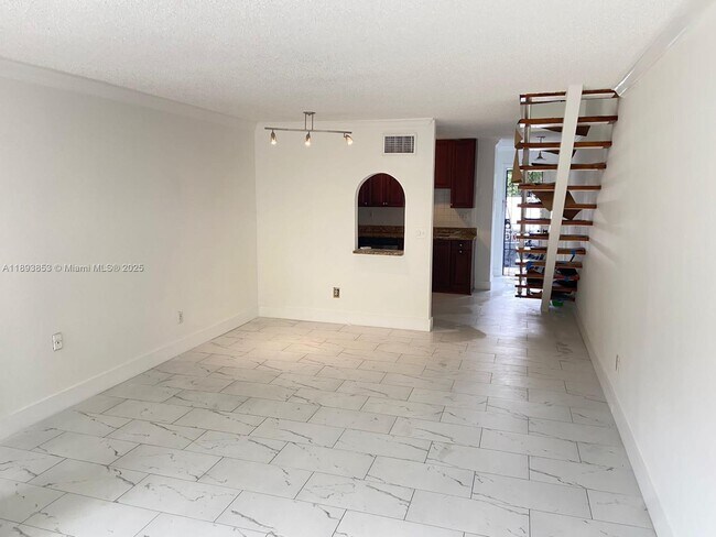Foto del edificio - 15389 S Dixie Hwy