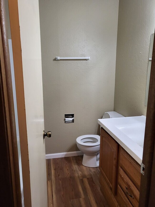 Building Photo - 4 Bedroom 1.5 bath House!  Great location!