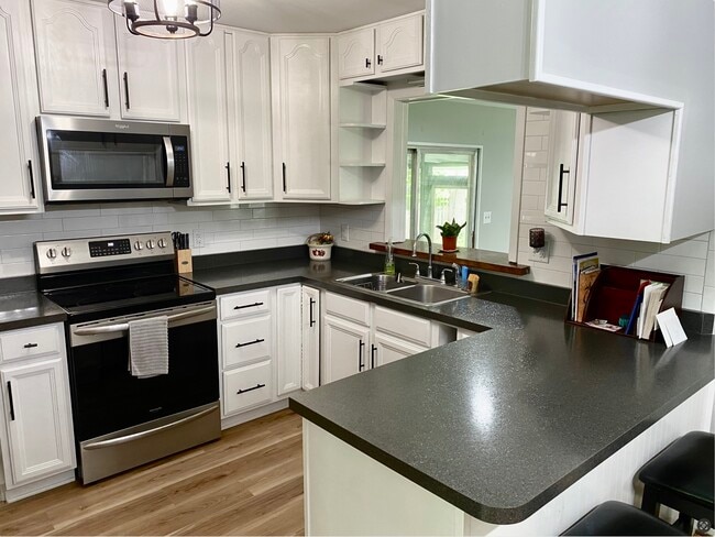 Foto del edificio - 6309 Maple Dr