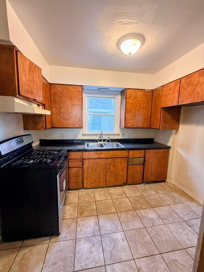 Building Photo - 1055 Beardsley St
