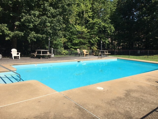 Piscina - 100 Kings Manor Dr