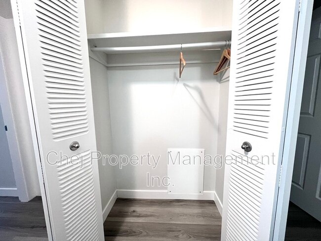 Building Photo - 5715-5133 133 Ave NW