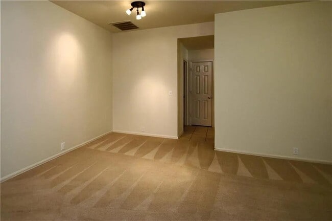 Foto del edificio - 125 Camelia Pkwy