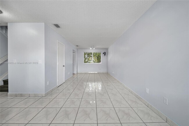 Foto del edificio - 8177 NW 8th St