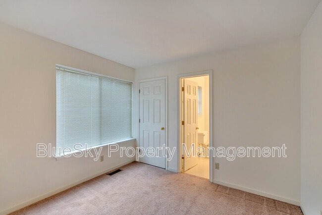 Building Photo - 1214 Clifden Green
