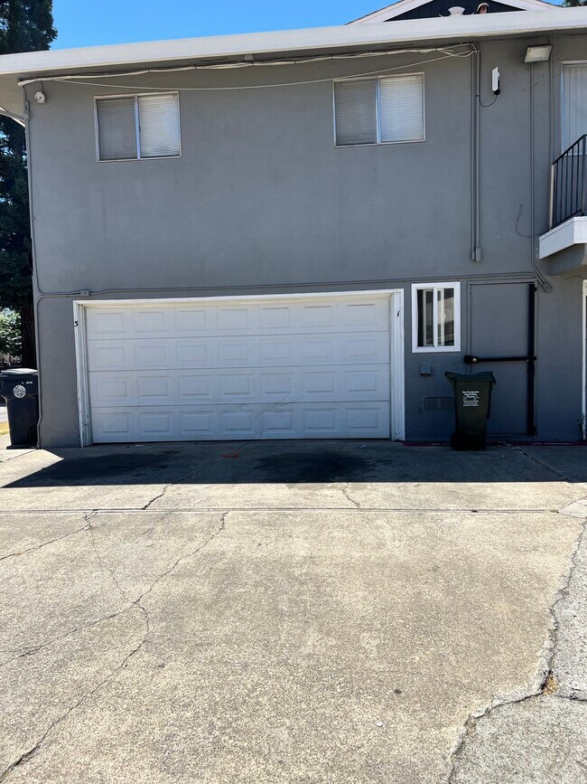 Building Photo - 9 La Fresa Ct