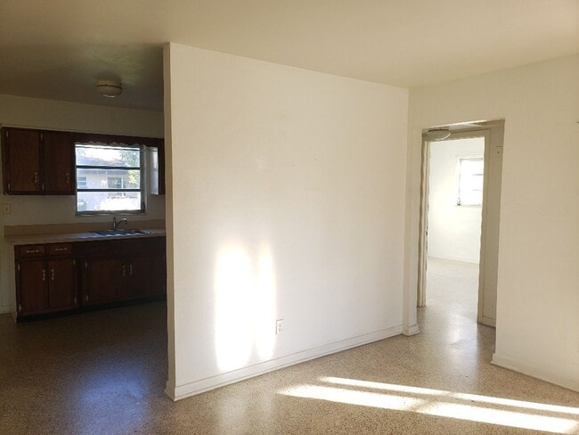 Building Photo - WR-2 Bliss Duplex