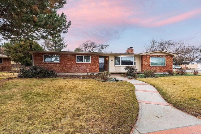 Foto del edificio - 3411 W Hillcrest Dr