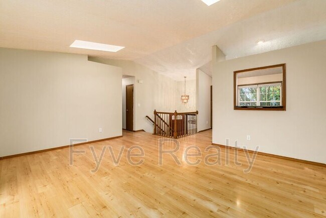 Building Photo - 288 Harland Dr