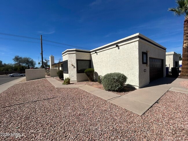 Building Photo - 2120 N Yucca Ct