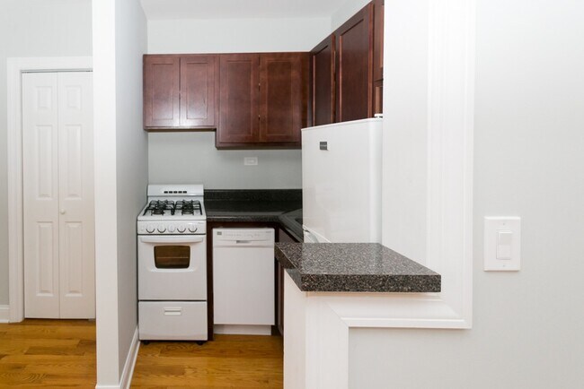 Building Photo - 823 W Wolfram St