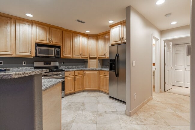 Building Photo - Beautiful 3 bedroom 2 bathroom Townhouse-P...