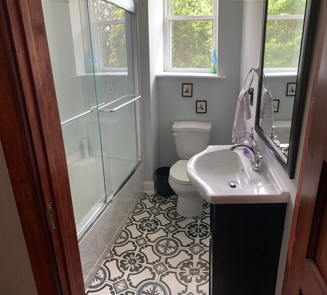 Hallway Bathroom - 2903 Cub Hill Rd