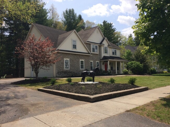 Foto del edificio - 2 Westbury Dr