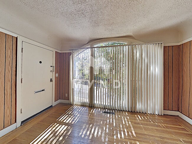Foto del edificio - 2409 Cedar St