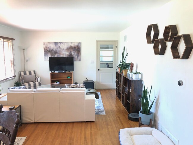 Building Photo - Beautiful 3 BR 2 bath house with lots of e...